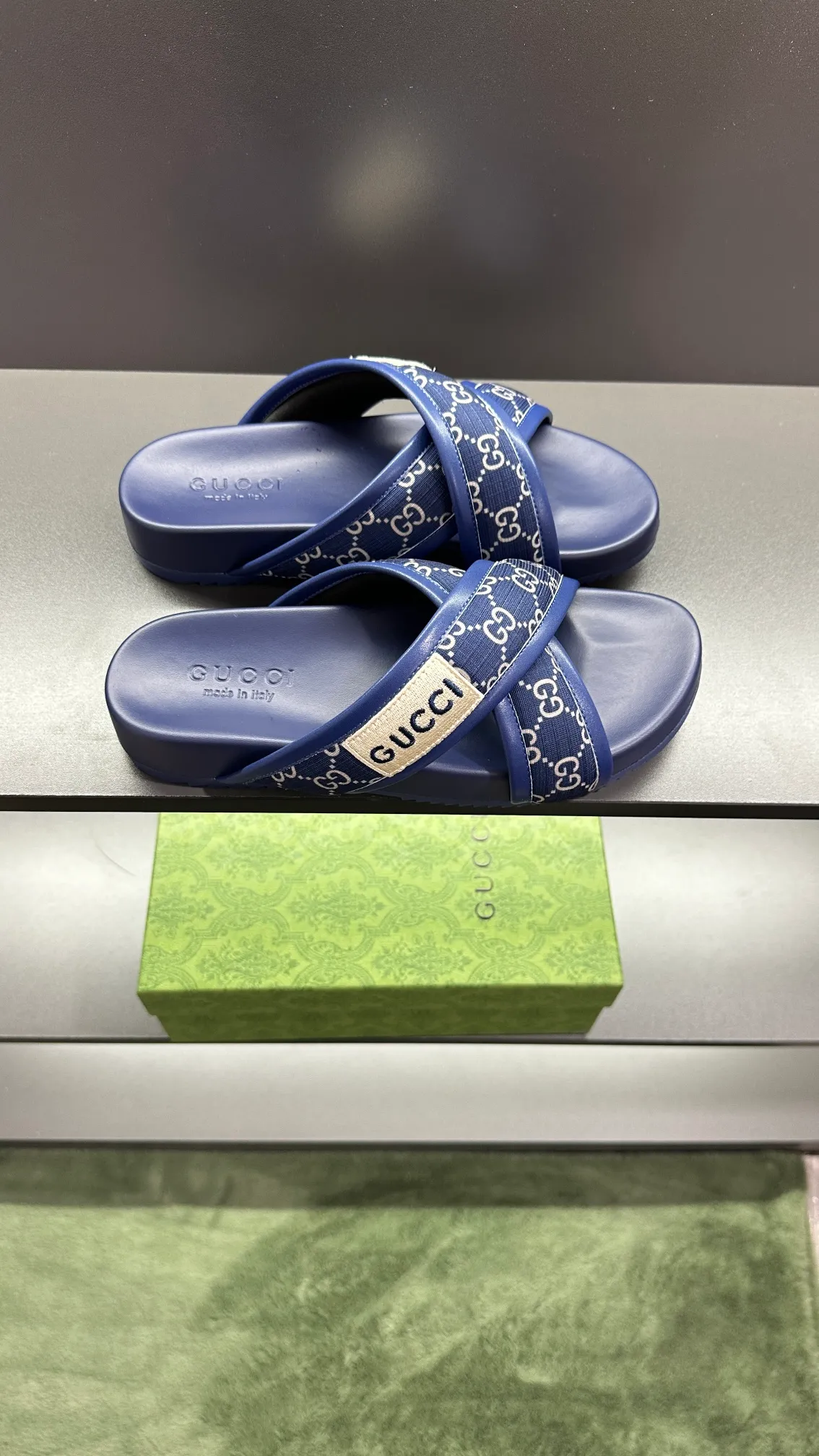 [G Family Couple Style] P: 300💰Female size 36~40 Men's size 39~45, (46. Custom-made Unisex GG slippers This slipper is made of GG polyester fiber and is decorated with a Gucci label on the front, adding a striking logo feel to the style. Beige GG recycled polyester fiber Unisex leather trim "Gucci Made in Italy" embroidered label Rubber sole Flat Made in Italy